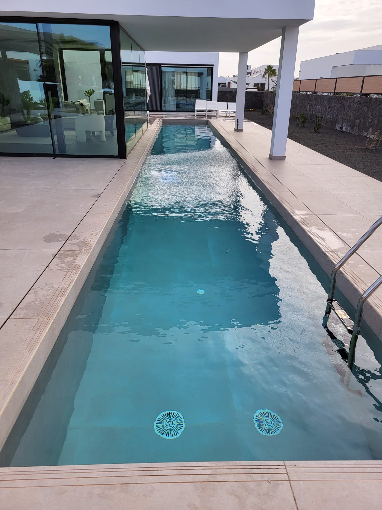 8d1f8251 8960 4ff8 9d77 4f557f84b868